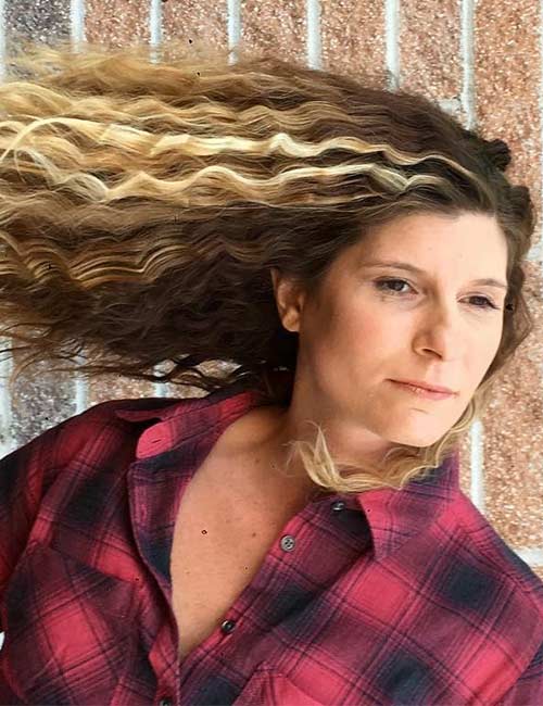 20. Brown And Blonde Blended Curls